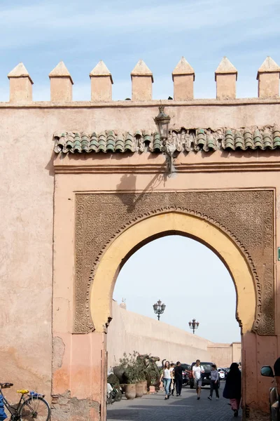 Acesso Ksibet Nhas a partir da medina na cidade de Marrakech. Marrocos — Fotografia de Stock