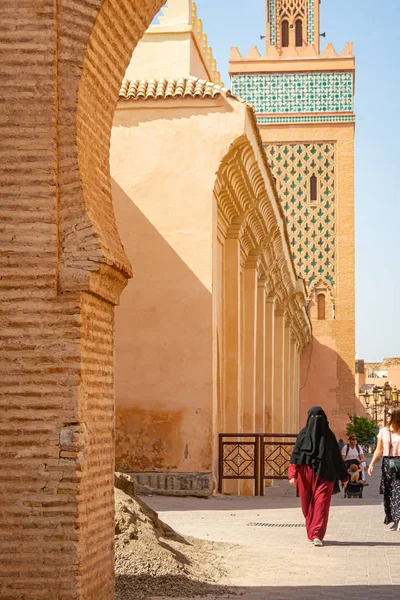 Arco arábico típico de uma medina em Marrakech. Marrocos outubro 2019 — Fotografia de Stock