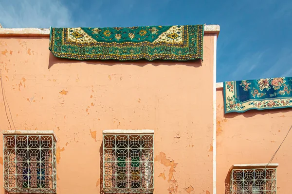 Typisk marockansk matta hängande på taket till en byggnad i medina Marrakech — Stockfoto