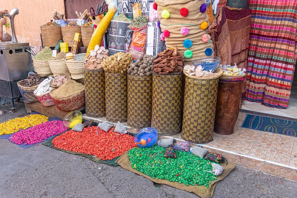 モロッコのメディナで販売のための製品とブラウンバッグ — ストック写真