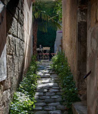 Saint-Emilion köyündeki taş sokaklar. Fransa
