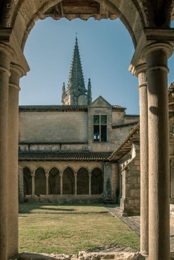 Collegiate Church ve Cordeliers de Saint-Emilion Manastırı. Fransa