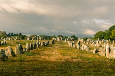Brittany bölgesindeki Carnac, Menhir de Carnac hizaları. Fransa.