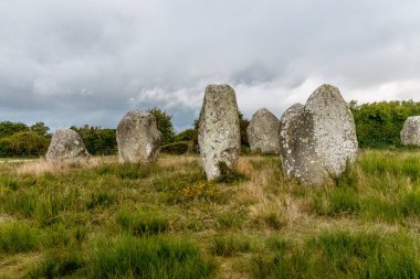 Brittany bölgesindeki Carnac, Menhir de Carnac hizaları. Fransa.