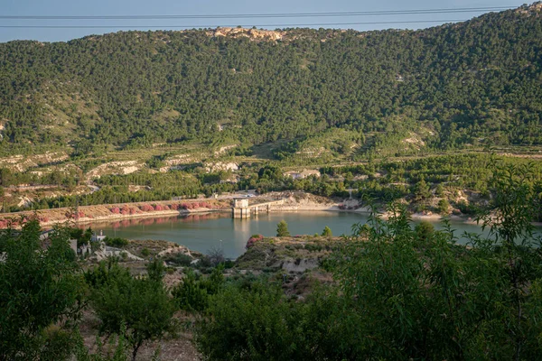 Murcia 'daki Mayes Barajı' nın manzarası ve çevresi. İspanya.