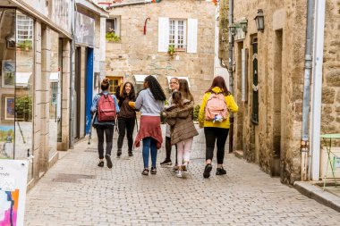 Auray, Fransa 'da Ekim 2018' de bir sokakta gezinen gençler