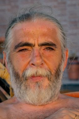 Beyaz sakallı beyaz adamın yakın çekimi..