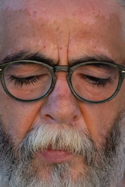 Gros Plan Homme Caucasien Avec Barbe Blanche Lunettes — Photo