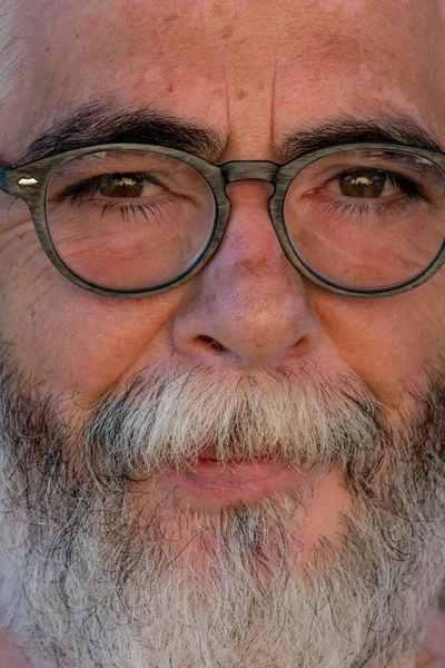 Nahaufnahme Eines Kaukasischen Mannes Mit Weißem Bart Und Brille — Stockfoto