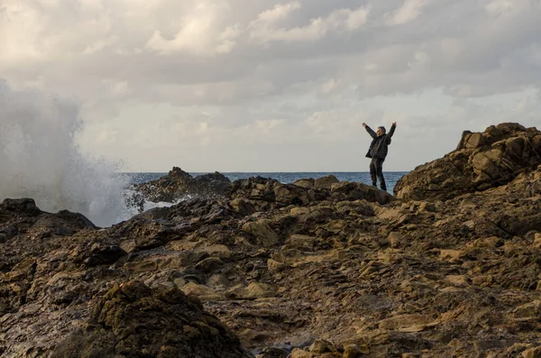 Hombre Frente Las Olas Rompiendo Playa Benijo Parque Rural Anaga — Foto de Stock