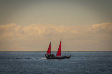 Ocak 2015 'te, Adeje' nin Casas de Duque sahilinde kırmızı yelkenli. Tenerife.