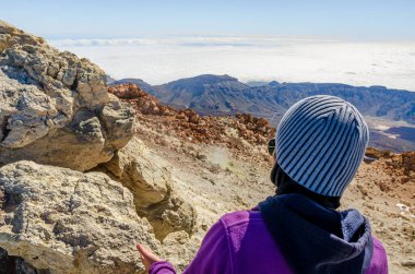 El Teide Ulusal Parkı, Tenerife 'de şapkalı bir kız. Kanarya Adaları. İspanya.