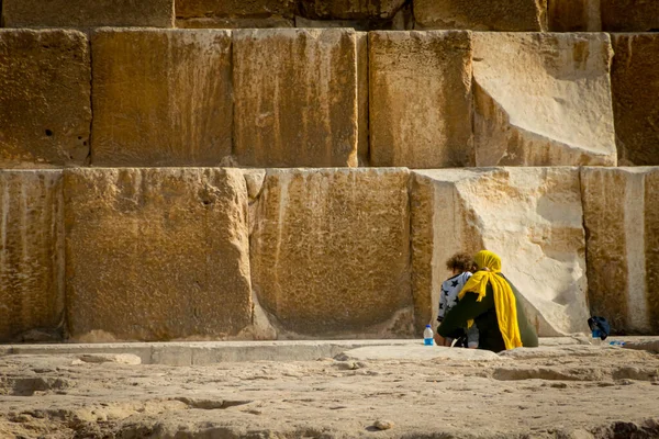 Egypt Duben 2019 Žena Dítě Pyramidách Gíze — Stock fotografie