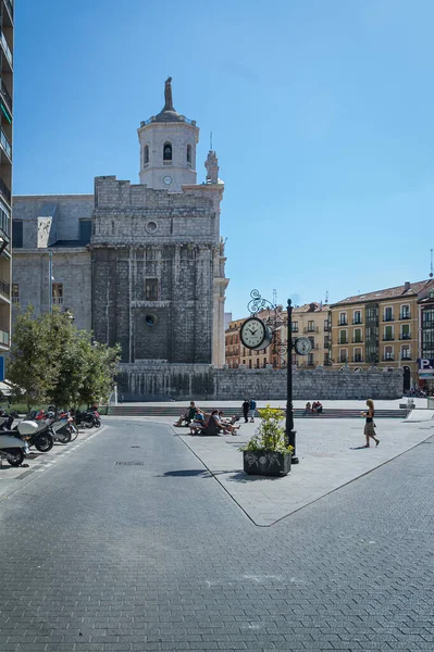 Spanya Şubat 2011 Valladolid Katedral Meydanı Nda Yürüyen Insanlar — Stok fotoğraf