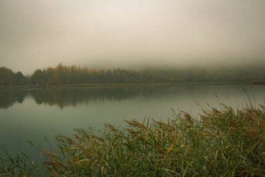 Sonbaharda Cuenca ili Una 'daki lagünlerin manzarası. İspanya