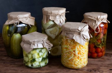 Arka planda konserve sebzeli kavanozlar.