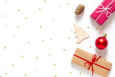 Noel dairesi beyaz arka planda hediye kutuları ve Noel süsleriyle yatıyordu..