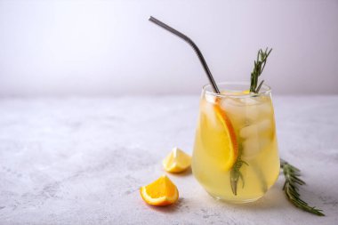 Limonlu soğuk limonata ve arka planda buz.