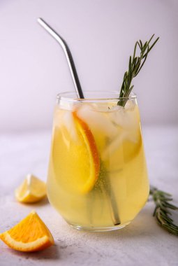 Hafif arka planda limon ve portakallı içecek.