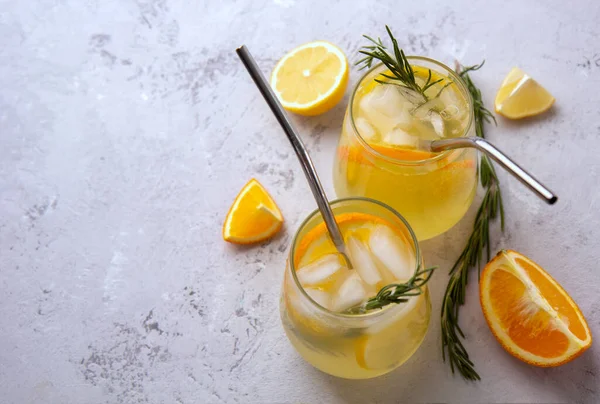 Холодный лимонад с цитрусовыми в стеклянных стаканах со льдом Лицензионные Стоковые Фото