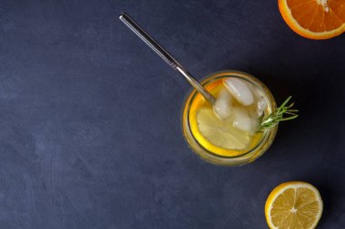 Koyu mavi arka planda bir bardak limonata ile dümdüz yatıyordu. Boşluğu kopyala