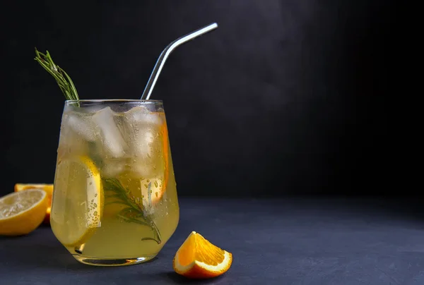 Сочный Напиток Лемоном Апельсином Темном Фоне Место Текста Стоковое Фото