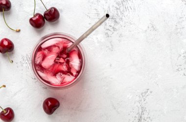 Arka planda vişneli kokteyl ve buzla yatıyordu. Boşluğu kopyala