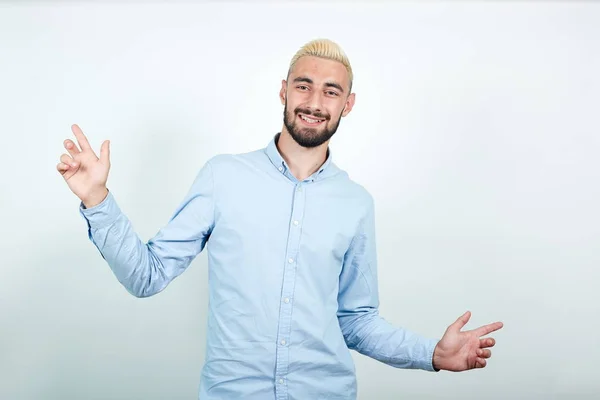 Homem com cabelo loiro, barba preta sobre fundo branco isolado mostra emoções — Fotografia de Stock