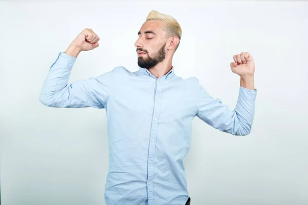 Mann mit blonden Haaren, schwarzem Bart vor weißem Hintergrund zeigt Emotionen — Stockfoto