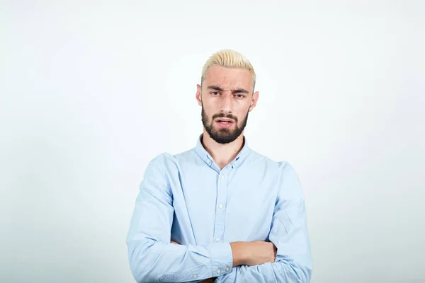 Mann mit blonden Haaren, schwarzem Bart vor weißem Hintergrund zeigt Emotionen — Stockfoto