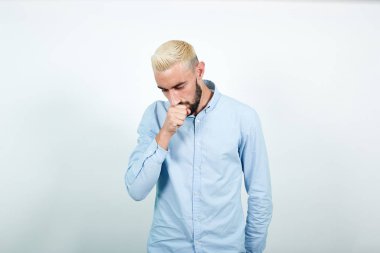 sarı saçlı adam, izole beyaz arka plan üzerinde siyah sakal duyguları gösterir