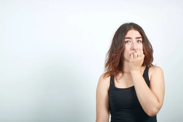 Menina bonita em top tanque preto sobre fundo branco isolado mostra emoções — Fotografia de Stock