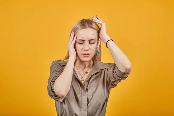 Rubia chica en marrón blusa sobre aislado naranja fondo muestra emociones — Foto de Stock