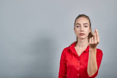 izole beyaz arka plan üzerinde kırmızı bluz kız esmer duyguları gösterir