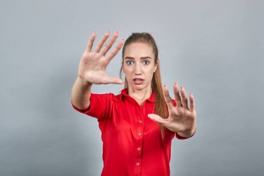 izole beyaz arka plan üzerinde kırmızı bluz kız esmer duyguları gösterir