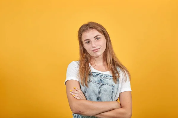 Jovem mulher vestindo camiseta branca, sobre fundo laranja mostra emoções — Fotografia de Stock