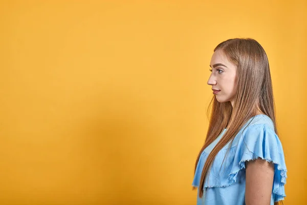 Κορίτσι μελαχρινή σε μπλε t-shirt πάνω από απομονωμένο πορτοκαλί φόντο δείχνει τα συναισθήματα — Φωτογραφία Αρχείου