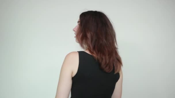 Gyönyörű lány, fekete tank tetején elszigetelt fehér háttér mutatja érzelmek — Stock videók