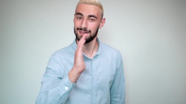Homem com cabelo loiro, barba preta sobre fundo branco isolado mostra emoções — Vídeo de Stock