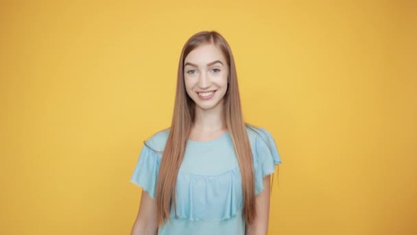 Menina morena em azul t-shirt sobre isolado laranja fundo mostra emoções — Vídeo de Stock