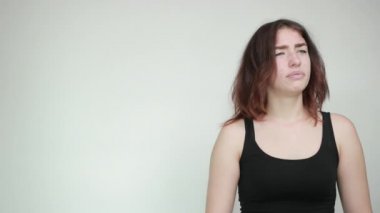 izole beyaz arka plan üzerinde siyah tank üst güzel kız duyguları gösterir