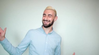 sarı saçlı adam, izole beyaz arka plan üzerinde siyah sakal duyguları gösterir