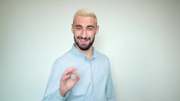 Uomo con i capelli biondi, barba nera su sfondo bianco isolato mostra emozioni — Video Stock