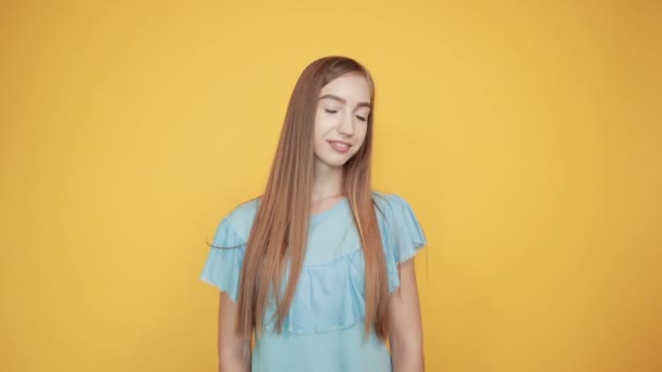 Menina morena em azul t-shirt sobre isolado laranja fundo mostra emoções — Vídeo de Stock