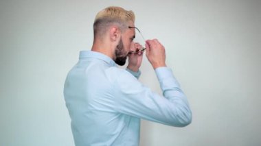 sarı saçlı adam, izole beyaz arka plan üzerinde siyah sakal duyguları gösterir