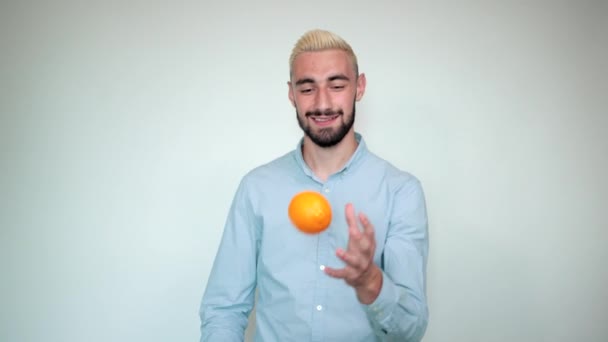 Homem com cabelo loiro, barba preta sobre fundo branco isolado mostra emoções — Vídeo de Stock