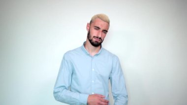 sarı saçlı adam, izole beyaz arka plan üzerinde siyah sakal duyguları gösterir