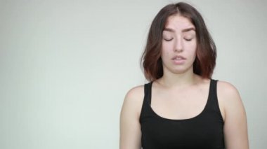 izole beyaz arka plan üzerinde siyah tank üst güzel kız duyguları gösterir