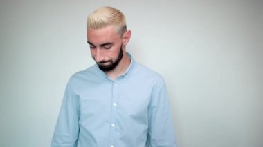 sarı saçlı adam, izole beyaz arka plan üzerinde siyah sakal duyguları gösterir