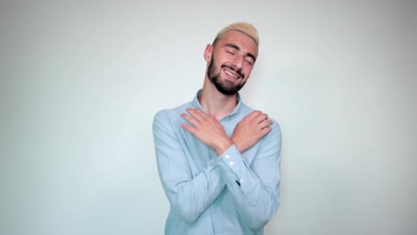 Homme aux cheveux blonds, barbe noire sur fond blanc isolé montre des émotions — Video